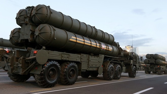 Hé lộ thời điểm Nga giao ‘rồng lửa’ S-400 cho Ấn Độ Hệ thống phòng thủ tên lửa S-400 của Nga. Ảnh: Reuters