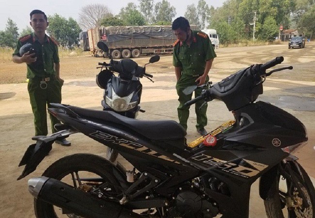 Bắt giữ đối tượng cướp ô tô, đánh cảnh sát để trốn khai báo y tế Xe máy của nam thanh niên để lại trước khi bỏ trốn. Ảnh CTV