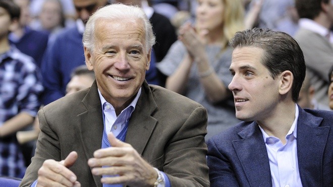 THẾ GIỚI 24H: Tổng thống Trump yêu cầu Bộ Tư pháp Mỹ điều tra con trai ông Biden Ứng viên Joe Biden và con trai Hunter Biden (phải). Ảnh: AP.