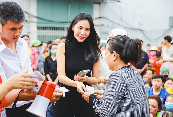 Công Vinh quyên góp 1 tỉ đồng giúp công nhân bị 'quỵt lương' ăn Tết Công Vinh quyên góp 1 tỉ đồng giúp công nhân bị 'quỵt lương' ăn Tết