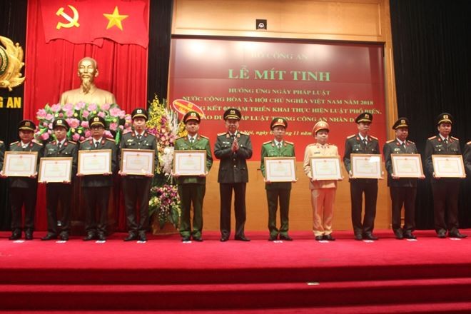 Bộ Công an mít tinh hưởng ứng Ngày Pháp luật Việt Nam Bộ trưởng Tô Lâm tặng bằng khen cho các tập thể, cá nhân đạt thành tích xuất sắc. Ảnh: CTV