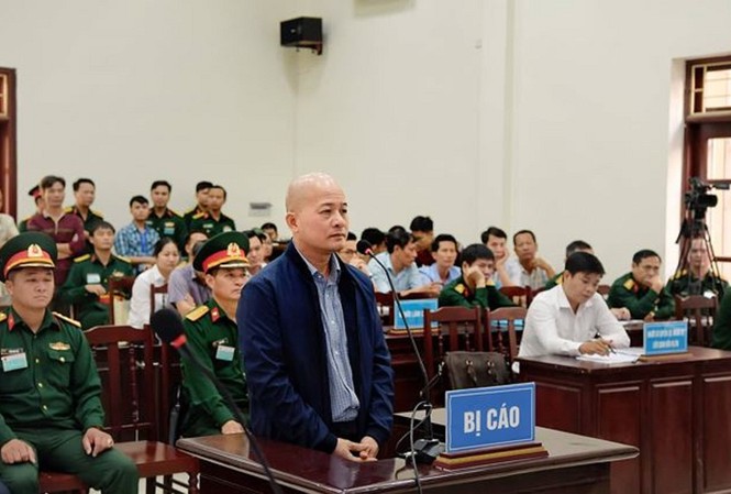 Các dự án liên quan Út 'trọc': Giả mạo hồ sơ, bán thầu trục lợi Út "trọc" bị Toà án Quân sự Trung ương tuyên án 12 năm tù về các tội “Lợi dụng chức vụ, quyền hạn khi thi hành công vụ” và “Sử dụng giấy tờ giả của cơ quan, tổ chức”