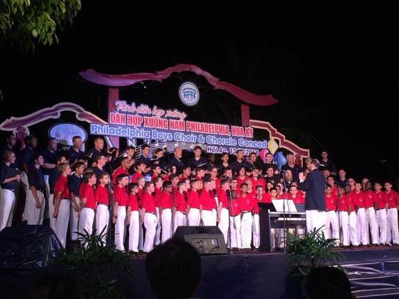 Dàn hợp xướng được đề cử giải Grammy trình diễn tại phố cổ Hội An Hợp xướng "Trống Cơm" làm say lòng khán giả