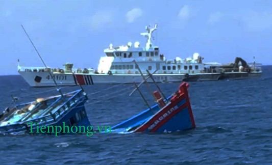 Sự thực vụ tàu cá Quảng Ngãi bị ép chìm ở Hoàng Sa Hình ảnh tàu Trung Quốc mang số hiệu 44101 thả neo cách tàu cá gặp nạn khoảng 1 hải lý, để ngư dân tự tổ chức cứu nạn. Ảnh cắt từ clip trên biển.