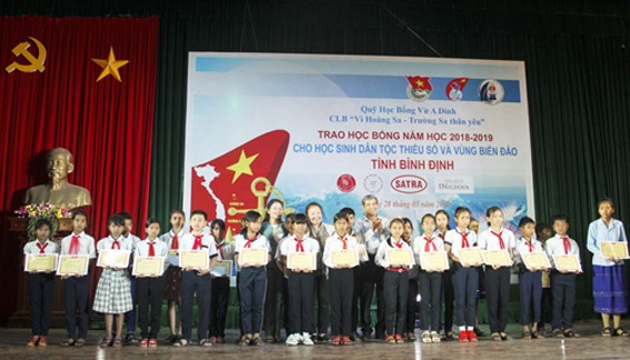 Trao học bổng Vừ A Dính cho học sinh dân tộc thiểu số, biển đảo Câu lạc bộ “Vì Hoàng Sa - Trường Sa thân yêu” trao tặng 60 suất học bổng cho các em học sinh là con em các gia đình ngư dân khó khăn của các huyện Phù Cát, Phù Mỹ và Hoài Nhơn. Ảnh: Tr.Định