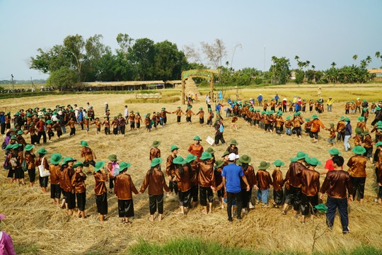 Sôi động tuổi thơ với lễ hội ngày mùa trên đồng ruộng Sôi động tuổi thơ với lễ hội ngày mùa trên đồng ruộng
