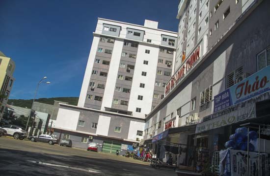 Chung cư thu nhập thấp toàn ô tô có cả trăm căn hộ chuyển nhượng sai Chung cư Long Thịnh dành cho người thu nhập thấp được phát hiện có hàng trăm căn hộ đã bị chuyển nhượng, cho thuê, cho mượn sai quy định. Ảnh: Tr.Định