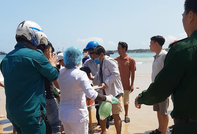 Cứu ngư dân Quảng Ngãi bị tai biến bất tỉnh trên thuyền thúng Khẩn trương đưa ngư dân bị nạn vào bờ - ảnh Nguyễn Ngọc