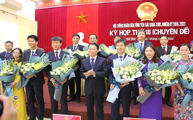 Bầu bổ sung Chủ tịch và 4 Phó Chủ tịch tỉnh Yên Bái Bí thư Tỉnh ủy Yên Bái Đỗ Đức Duy chúc mừng các đồng chí được bầu giữ chức vụ mới.