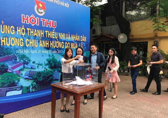 Thành Đoàn Hà Nội phát động quyên góp ủng hộ người dân vùng lụt Đại diện các đơn vị trao quà ủng hộ tại hội thu
