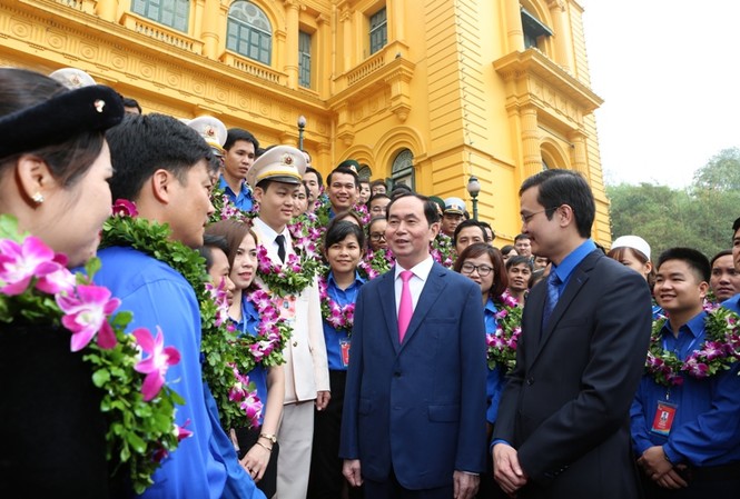 Chủ tịch nước gặp mặt đại biểu nhận giải thưởng Lý Tự Trọng 2018 Chú tịch nước Trần Đại Quang trò chuyện với các cán bộ đoàn xuất sắc nhận giải thưởng Lý Tự Trọng 2018