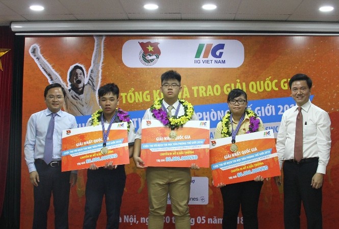 Ba tài năng trẻ tham gia cuộc thi Vô địch Tin học Văn phòng thế giới Bí thư thường trực T.Ư Đoàn Nguyễn Anh Tuấn trao giải thưởng cho 3 thí sinh xuất sắc nhất cuộc thi.