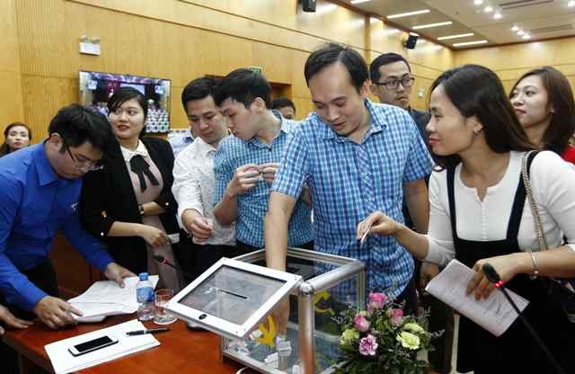 Tìm kiếm ý tưởng cải cách hành chính Các đội bốc thăm cho vòng chung kết Hội thi “Thanh niên với cải cách hành chính và văn hóa công sở” được tổ chức vào ngày 20/10 tới.