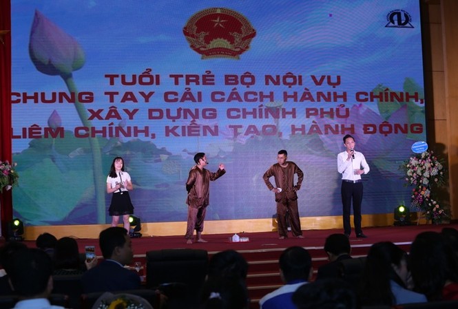 Đưa vào áp dụng thực tiễn những ý tưởng cải cách hành chính Những tiết mục dự thi độc đáo tại hội thi “Thanh niên với cải cách hành chính và văn hóa công sở”.