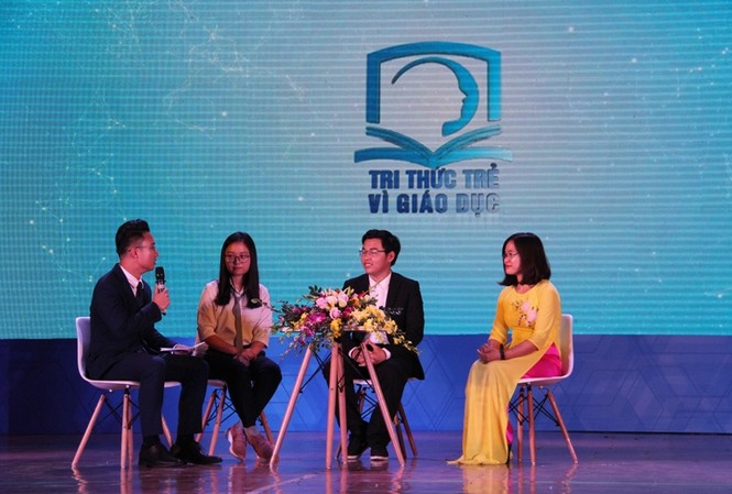 Trao giải thưởng “Tri thức thức trẻ vì giáo dục” năm 2018 Các tác giả giao lưu tại lễ trao giải thưởng.
