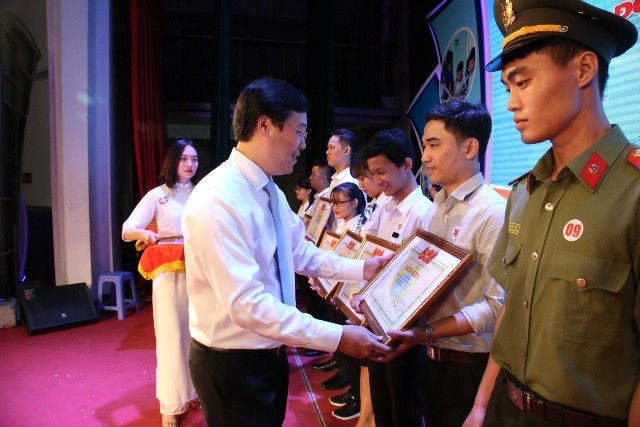 Lan tỏa câu chuyện đẹp, tấm gương tốt trong sinh viên Bí thư thứ nhất T.Ư Đoàn Lê Quốc Phong trao tặng Bằng khen cho những sinh viên tiêu biểu trong cuộc vận động "Sinh viên Việt Nam - Những câu chuyện đẹp".