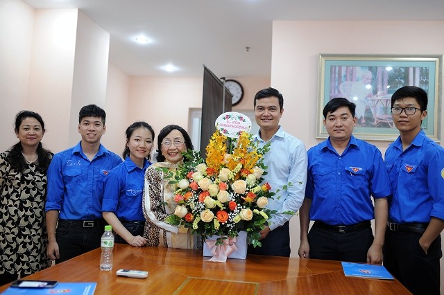 T.Ư Đoàn chúc mừng GS. TSKH Phạm Thị Trân Châu Bí thư T.Ư Đoàn Bùi Quang Huy tặng hoa, chúc mừng GS. TSKH Phạm Thị Trân Châu nhân dịp kỷ niệm 36 năm Ngày Nhà giáo Việt Nam 20/11. Ảnh: Dương Triều.