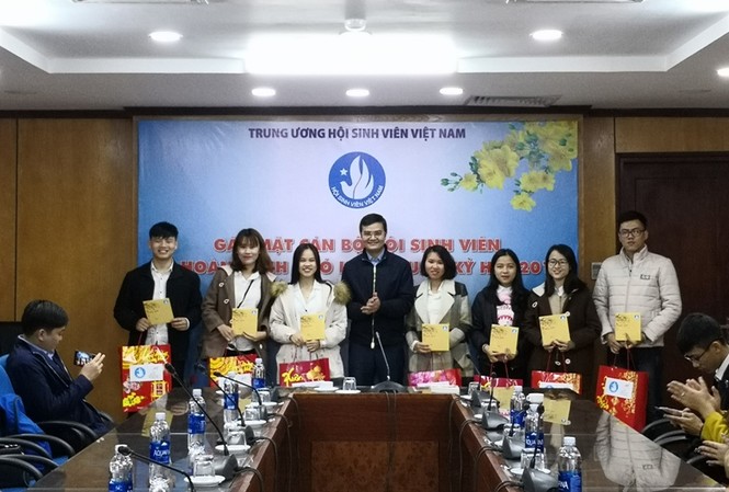 Tặng quà cán bộ Hội sinh viên nghèo về quê đón Tết Anh Bùi Quang Bùi, Bí thư T.Ư Đoàn, Chủ tịch Hội Sinh viên Việt Nam tặng quà cho các cán bộ Hội Sinh viên có hoàn cảnh khó khăn đón Tết Nguyên Đán.