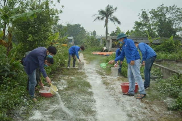 Thái Bình lập 70 đội TNTN phòng chống dịch tả lợn Châu Phi Đoàn viên thanh niên tham gia hoạt động vệ sinh, rắc vôi bột phòng dịch tả lợn Châu Phi
