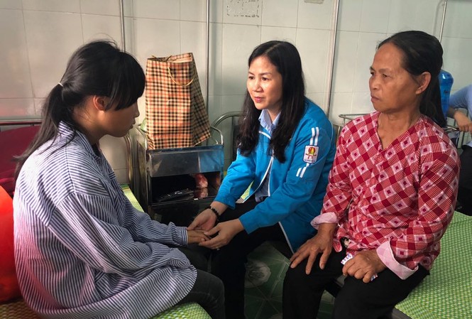 Hội đồng Đội T.Ư thăm nữ sinh Hưng Yên bị đánh hội đồng Chị Hoàng Tú Anh, Phó Chủ tịch Hội đồng Đội T.Ư, Giám đốc Trung tâm Hỗ trợ và Phát triển Thiếu nhi Việt Nam ân cần thăm hỏi, động viên nữ sinh H.Y và gia đình em.