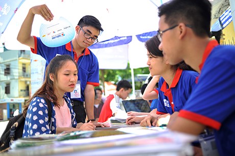 Đường dây nóng 'Tiếp sức mùa thi' năm 2019 BTC chương trình "Tiếp sức mùa thi" năm 2019 thiết lập đường dây nóng và nhiều kênh thông tin khác nhau để tiếp nhận thông tin thí sinh, đảm bảo tất cả thí sinh và người nhà thí sinh đều được hỗ trợ khi tham gia kỳ thi THPT quốc gia năm 2019.
