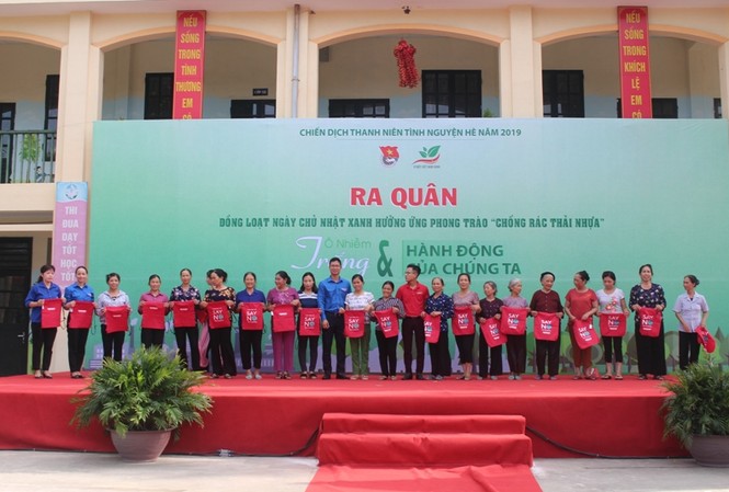 Bắc Giang ra quân ‘Chống rác thải nhựa’ tặng 200 chiếc túi vải thân thiện môi trường cho đoàn viên thanh niên và nhân dân xã Ninh Sơn để đựng đồ dùng, thức ăn khi đi chợ hàng ngày thay cho túi nilon.