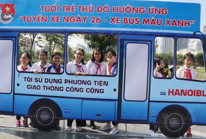 90 công trình thanh niên mừng Ngày thành lập Đảng Phong trào "tôi yêu Hà Nội" đã trở thành khơi gợi lên tình yêu Hà Nội, yêu Tổ quốc từ các bạn trẻ không phải bằng lời nói mà bằng hành động cụ thể thiết thực. Trong ảnh, thanh niên Thủ đô đi xe bus bảo vệ môi trường.