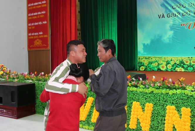 Buổi giao lưu đầy nước mắt của các phạm nhân trẻ tại Đăk P’lao Cuộc gặp gỡ đầy xúc động của phạm nhân và thân nhân tại chương trình
