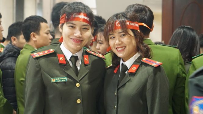 Hàng ngàn chiến sĩ công an xếp hàng hiến máu 'Chủ nhật Đỏ' Từ sáng sớm cặp vợ chồng trẻ đồng chí Nguyễn Đức Cảnh, SN 1992 (công an phường Đồng Tâm, quận Hai Bà Trưng) cùng với vợ là Nguyễn Thị Huyền Trang, SN 1994 (công an phường Bưởi, quận Tây Hồ) cùng dắt tay nhau đi hiến máu hưởng ứng Chủ nhật Đỏ