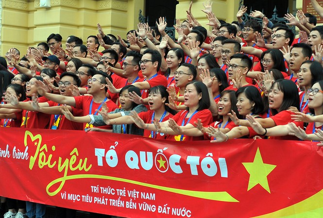 Bồi đắp niềm tin, lý tưởng cách mạng cho bạn trẻ Bạn trẻ tham gia Hành trình Tôi yêu Tổ quốc tôi. Ảnh: Xuân Tùng
