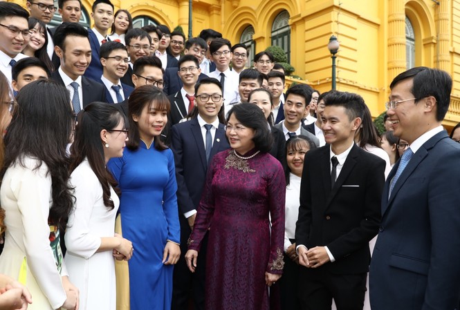 Sinh viên đừng để nghèo vì không có ước mơ Phó Chủ tịch nước Đặng Thị Ngọc Thịnh trò chuyện với các sinh viên xuất sắc đạt danh hiệu "Sinh viên 5 tốt" giải thưởng "Sao Tháng Giêng" cấp T.Ư, năm 2019. Ảnh: Văn Điệp