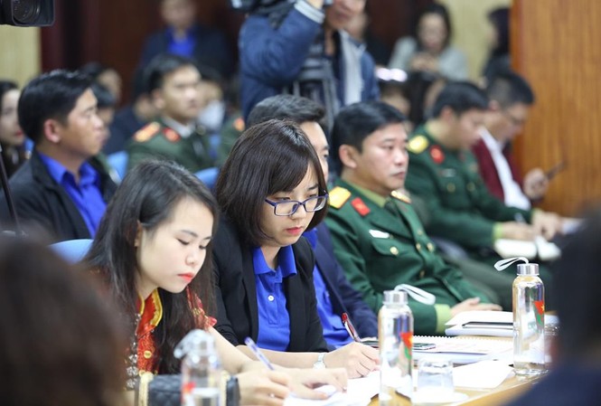 Bạn trẻ hãy đặt câu hỏi: “Tổ quốc đã làm gì cho ta” Đông đảo sinh viên, đảng viên trẻ tiêu biểu tha gia Diễn đàn "Tuổi trẻ Việt Nam sắt son niềm tin với Đảng". Ảnh: Bảo Anh