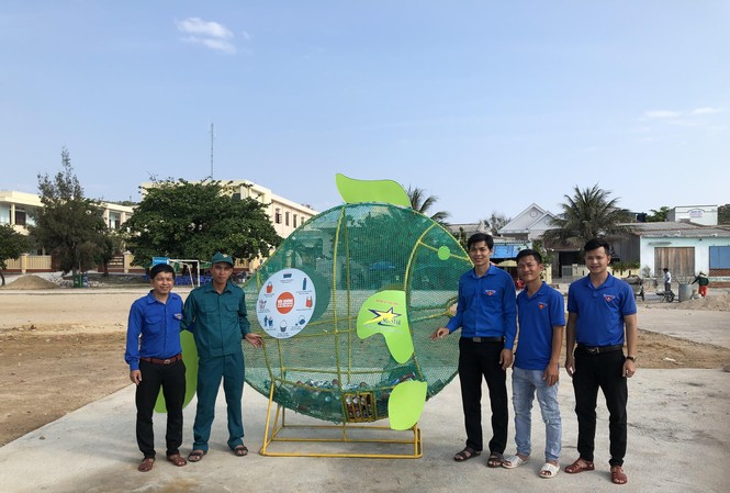 Tuổi trẻ Bình Định sôi nổi với chương trình 'Tháng ba biên giới' Ra mắt mô hình “Cá ăn rác” nhằm thu gom rác thải nhựa, hạn chế vứt xuống biển, tại lễ ra quân "Tháng ba biên giới"