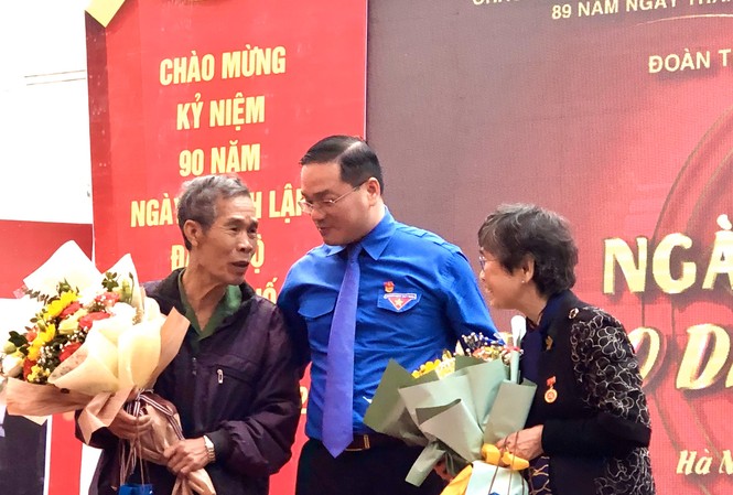 Ấn tượng cầu truyền hình Ngày đoàn viên của tuổi trẻ Thủ đô Anh Nguyễn Ngọc Việt, Bí thư Thành Đoàn Hà Nội tặng hoa cho các nhân chứng lịch sử giao lưu tại cầu truyền hình "Ngày đoàn viên - Theo dấu chân lịch sử"