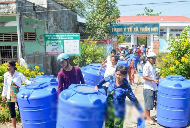 Người dân ở các tỉnh miền Tây được hỗ trợ bồn chứa nước ứng phó với hạn hán, xâm nhập mặn.