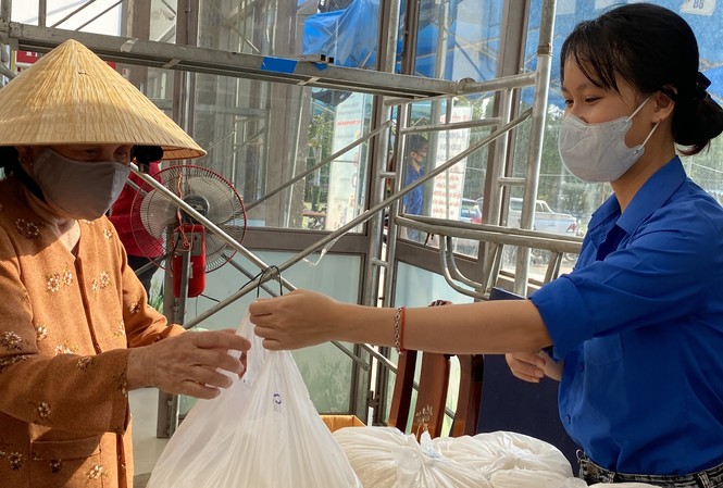 Hơn 49.000 kg, gần 50.000 quả trứng tiếp sức 'ATM gạo' Bình Định Người dân đến ATM gạo Bình Định ngoài việc được nhận gạo họ còn được tặng thêm những quả trứng từ sự hỗ trợ của các mạnh thường quân.