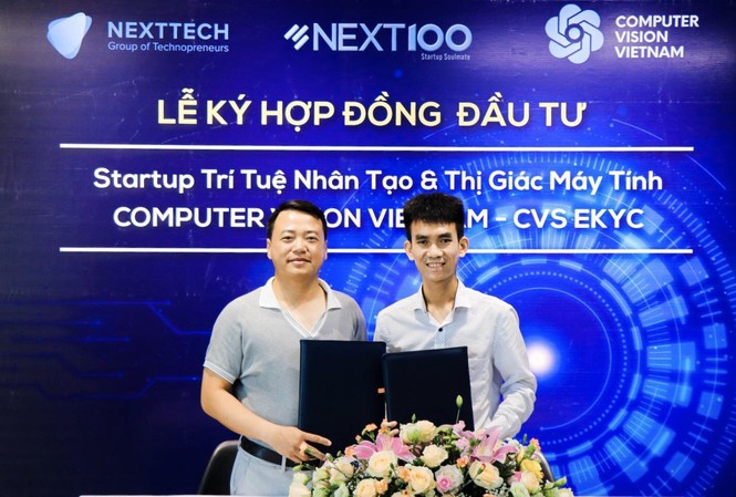 Startup trí tuệ nhân tạo nhận nửa triệu USD đầu tư Ông Nguyễn Hoà Bình – Chủ tịch Tập đoàn NextTech- Sáng lập Quỹ Next100 và ông Nguyễn Văn Việt - CEO & Co-Founder Computer Vision Vietnam trong Lễ ký kết hợp đồng đầu tư.