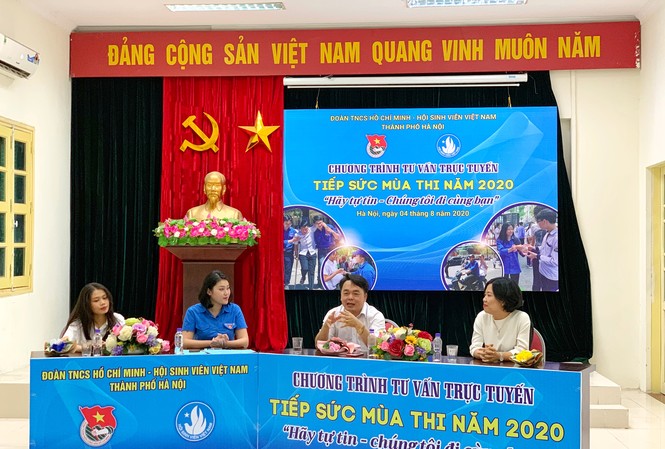 Tư vấn trực tuyến cho sĩ tử Thủ đô thi THPT năm 2020 Các khách mời tham gia tư vấn trực tuyến Tiếp sức mùa thi năm 2020với chủ đề: “Hãy tự tin - Chúng tôi đi cùng bạn”.