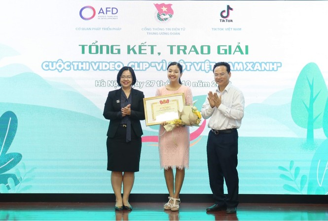 Thí sinh TPHCM nhận cú đúp giải thưởng cuộc thi clip bảo vệ môi trường Ban tổ chức trao giải Nhất cho thí sinh Hoàng Minh Thủy.