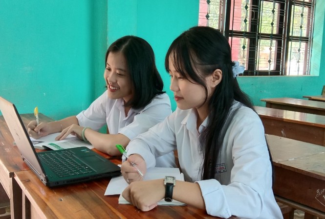 Độc đáo Atlat môn Lịch sử của thầy giáo làng Học sinh trường THPT Cửa Tùng (huyện Vĩnh Linh, Quảng Trị) hào hứng học bản mềm Atlat Lịch sử 12 của thầy giáo Phan Khánh Hội.