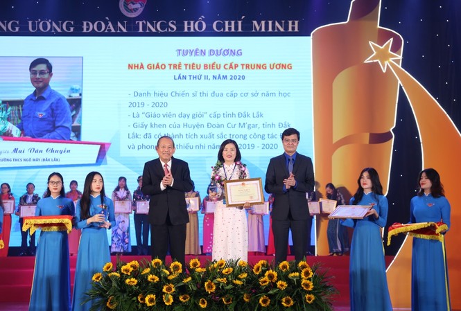 Vinh danh 99 nhà giáo trẻ tiêu biểu Phó Thủ tướng thường trực Chính phủ Trương Hòa Bình (ngoài cùng, bên trái) cùng Bí thư T.Ư Đoàn, Chủ tịch T.Ư Hội SVVN Bùi Quang Huy trao tặng giải thưởng cho các Nhà giáo trẻ tiêu biểu cấp T.Ư năm 2020. Ảnh: Bảo Anh