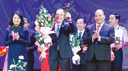 Chính phủ sẽ làm hết sức để các doanh nghiệp lớn mạnh Thủ tướng Nguyễn Xuân Phúc và Phó chủ tịch nước Đặng Ngọc Thịnh trao giải Doanh nhân tiêu biểu năm 2016. Ảnh: Hồng Vĩnh.