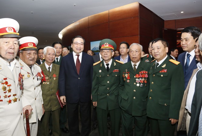 Truyền thống cha ông thôi thúc tuổi trẻ nâng cao ý thức, trách nhiệm Bí thư Thành ủy Hoàng Trung Hải và các đại biểu cựu chiến binh, thanh niên xung phong