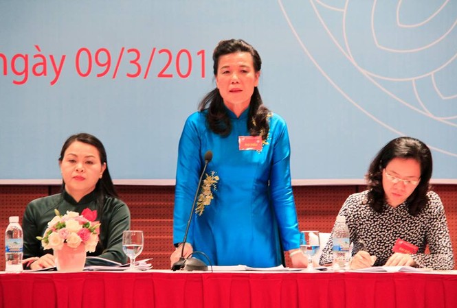 Lãnh đạo Hội Phụ nữ lên tiếng vụ “PGĐ Sở bẻ hoa” "Phó Chủ tịch Hội Phụ nữ Việt Nam Nguyễn Thị Tuyết trả lời báo chí về vụ PGĐ Sở ở Bình Thuận được cho là bẻ hoa chụp ảnh"