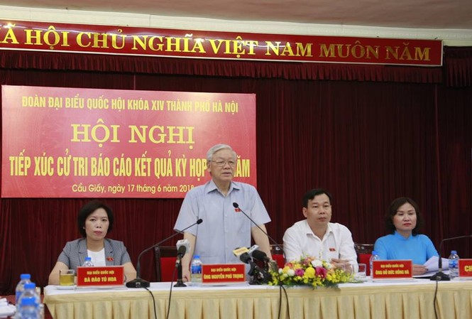 Tổng Bí thư: Kê khai tài sản cán bộ là vấn đề rất khó, nhạy cảm Tổng Bí thư Nguyễn Phú Trọng cùng các ĐBQH đoàn Hà Nội tiếp xúc cử tri tại quận Cầu Giấy. Ảnh VT