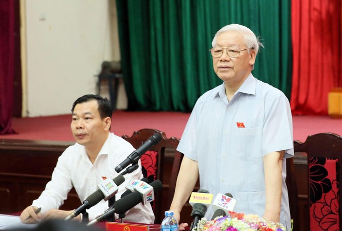 Tổng Bí thư: 'Không ai dại dột trao đất cho người nước ngoài' Tổng Bí thư Nguyễn Phú Trọng cùng các ĐBQH đoàn Hà Nội đi tiếp xúc cử tri tại UBND quận Thanh Xuân, Hà Nội. Ảnh Như Ý