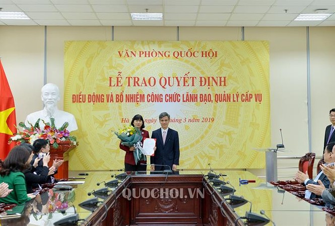 Nhân sự mới của Văn phòng Quốc hội Nguyễn Đức Thụ trao quyết định cho bà Trịnh Giáng Hương. Ảnh QH