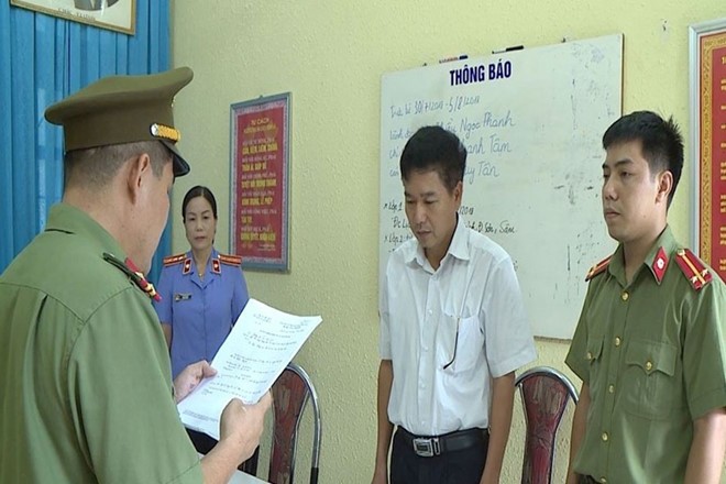 Bộ trưởng Giáo dục sẽ có văn bản trả lời vụ gian lận thi ở Sơn La Bộ trưởng Bộ Giáo dục và Đào tạo Phùng Xuân Nhạ sẽ có trả lời bằng văn bản về vụ gian lận thi cử ở Sơn La.