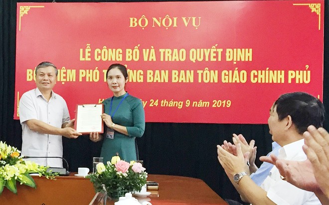 Bộ trưởng Nội vụ bổ nhiệm lãnh đạo Ban Tôn giáo Chính phủ Bộ Nội vụ trao quyết định bổ nhiệm Phó Trưởng ban Ban Tôn giáo Chính phủ. Ảnh: NP
