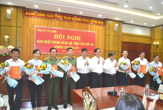 Công bố quyết định nhân sự của Ban Bí thư Trung ương Đảng Lãnh đạo tỉnh Tây Ninh trao quyết định và chúc mừng 7 đồng chí được chỉ định tham gia Ban Chấp hành Đảng bộ tỉnh.